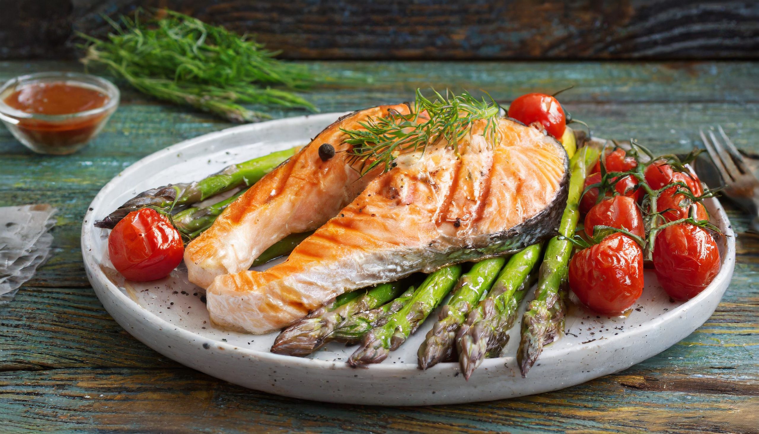 Grilled salmon with asparagus and tomatoes