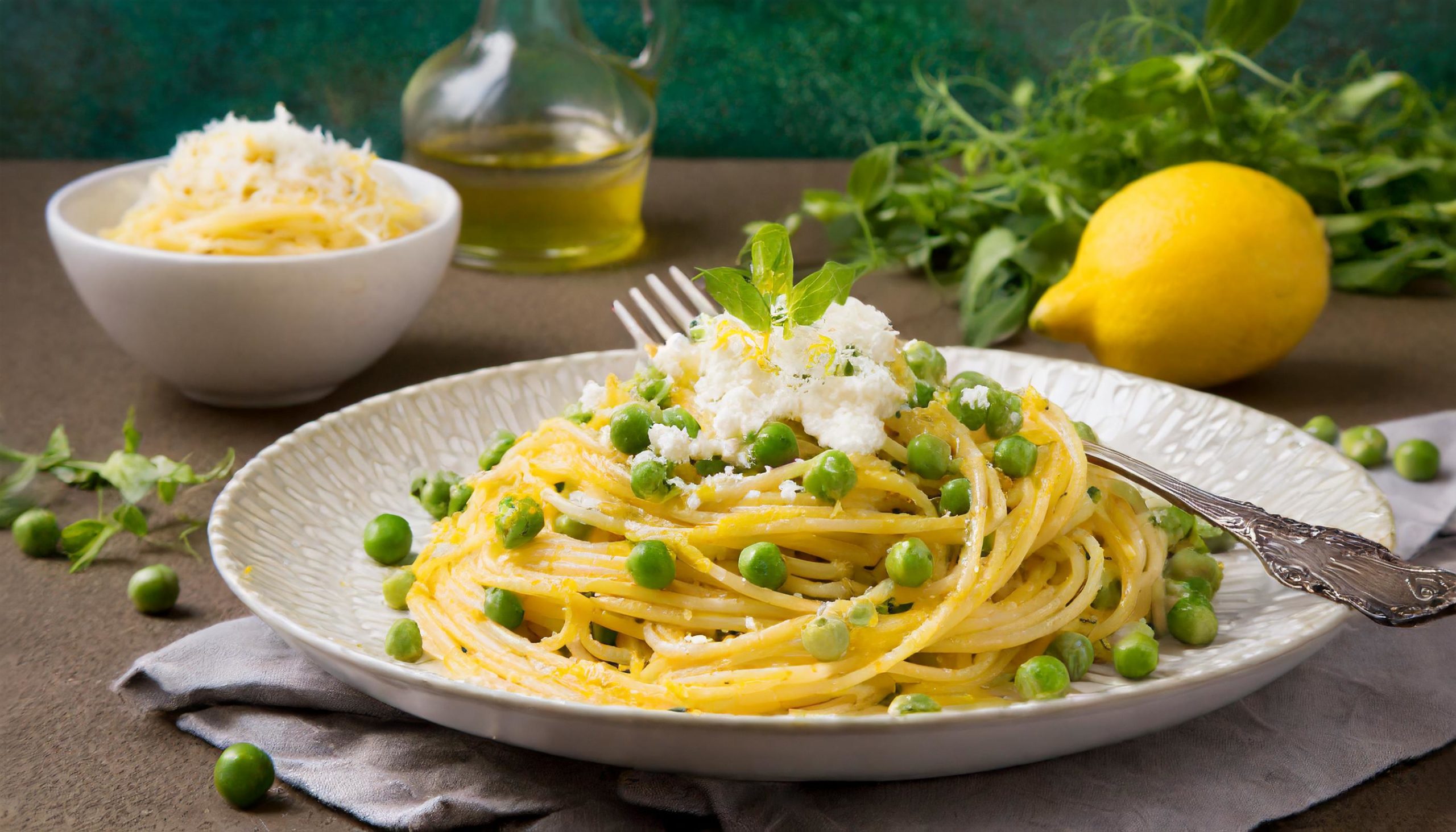 Lemony spaghetti with peas and ricotta
